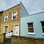 1 Bed Townhouse In Battersea Close To River Thames