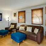 1 Bed Townhouse In Battersea Close To River Thames