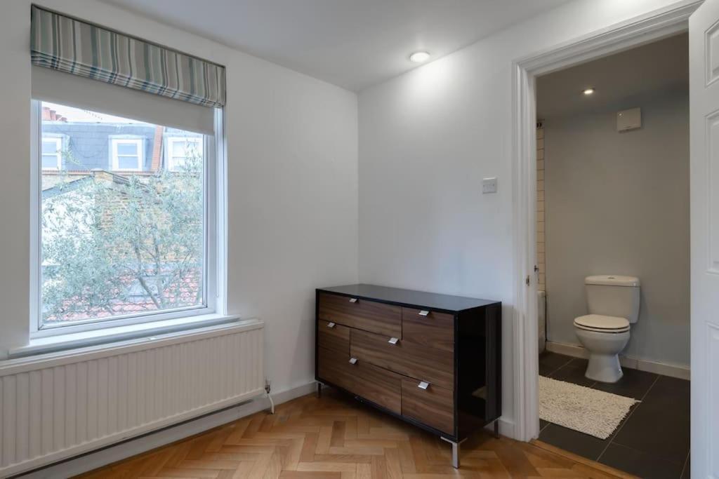 1 Bed Townhouse In Battersea Close To River Thames London