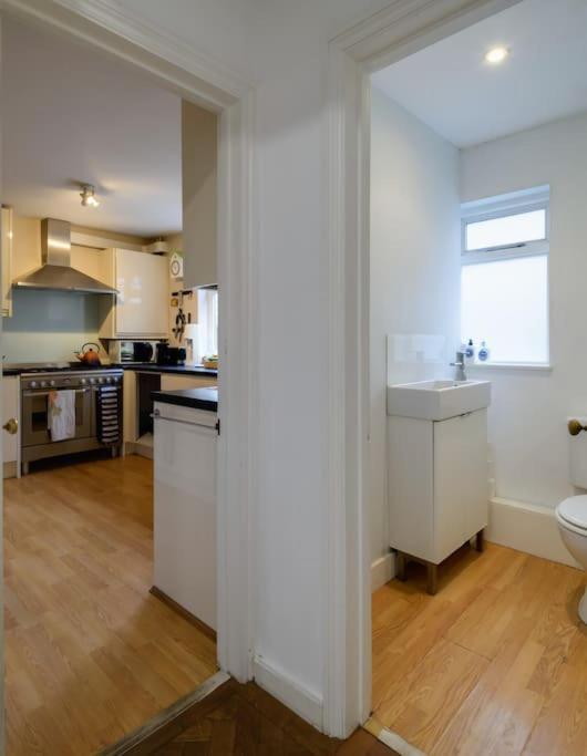 1 Bed Townhouse In Battersea Close To River Thames Holiday home *